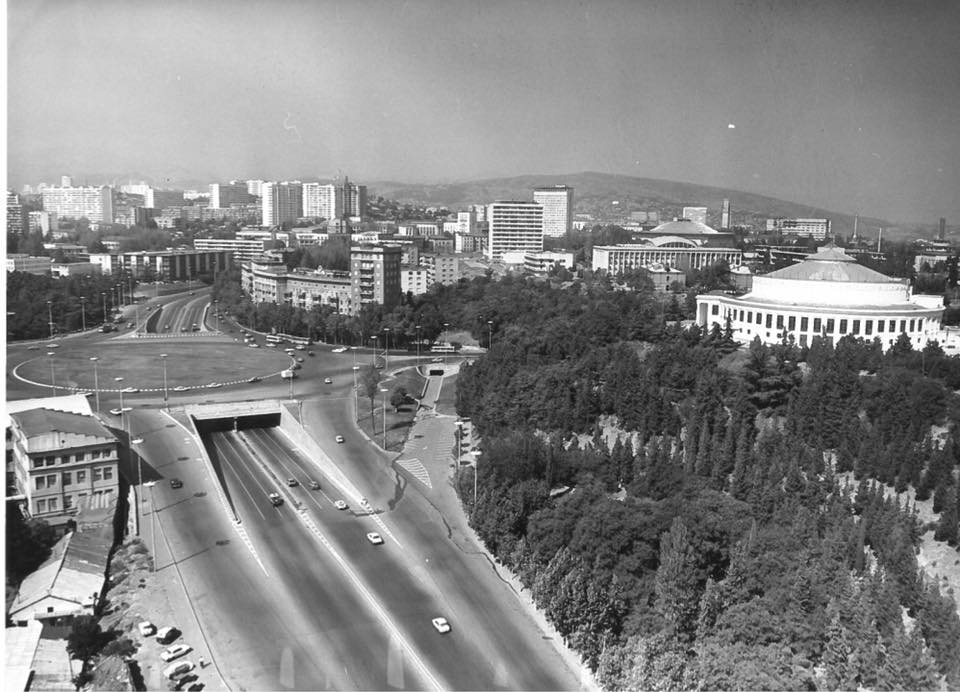 კოსტავას ქუჩა და გმირთა მოედანი